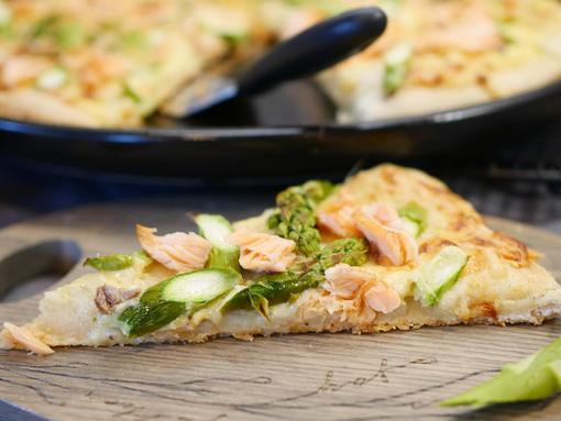 Lachs-Spargel-Pizza vom Rockcrok Grillstein von Pampered Chef® 