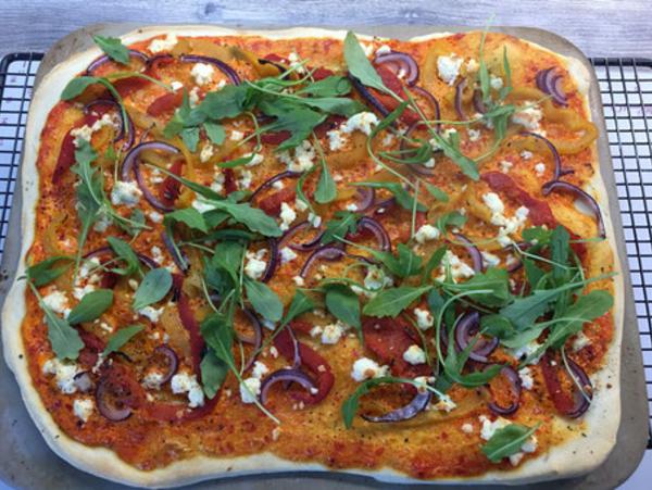 Paprika-Pizza fertig gebacken auf Zauberstein von Pampered Chef® 