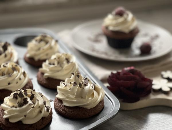 Portion angerichtet für Rezept Schwarzwälder Kirsch Cupcakes aus der Muffinform