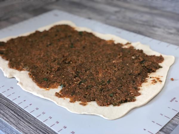 Lahmacun - Hackfleisch auf ausgerolltem Teig auf Teigunterlage von Pampered Chef®