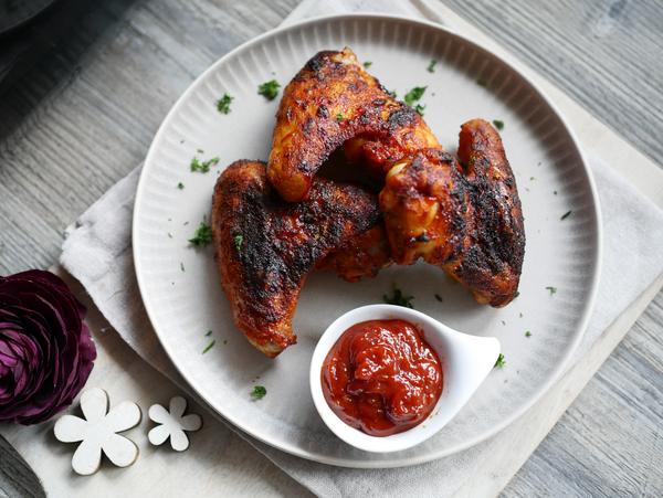 Portion Hähnchenflügel auf Teller angerichtet für Rezept Chicken wings im Air Fryer von Pampered Chef® gebacken