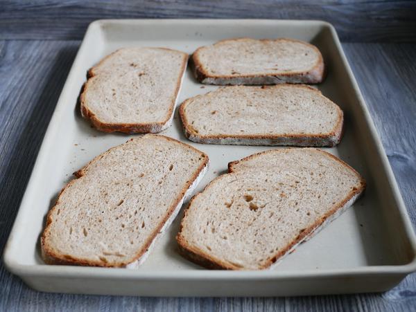 Brotscheiben auf Backform für Rezept Brot Überbacken vom großen Ofenzauberer von Pampered Chef® 
