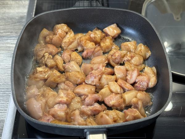 Asia-Hähnchen-Pfanne - Fleisch in Pfanne Hähnchenfleisch in Keramikpfanne angebraten für Rezept Asia-Hähnchen-Pfanne