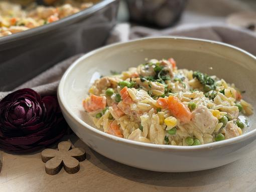 Kinder-Nudel-Topf Rezept Gericht auf Teller angerichtet im Hintergrund der Ofenmeister von Pampered Chef®