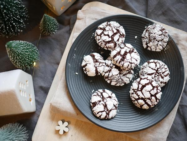 Portion angerichtet für Rezept Chocolate-Crinkle-Cookies vom großen Ofenzauberer