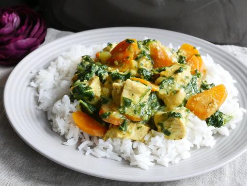 Curry und Reis auf Teller angerichtet für Rezept Hähnchencurry aus dem Ofenmeister 