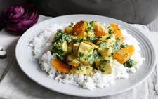 Curry und Reis auf Teller angerichtet für Rezept Hähnchencurry aus dem Ofenmeister 