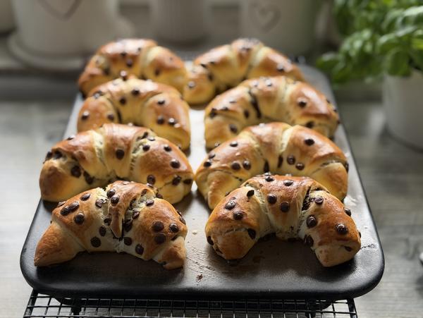 Schoko-Hörnchen Rezept - fertig gebacken Gebäck fertig gebacken auf Backstein für Rezept Schoko-Hörnchen vom Zauberstein