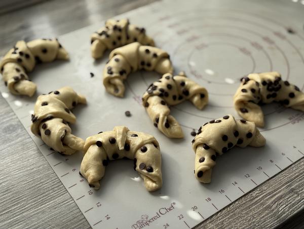 Schoko-Hörnchen Rezept - Teiglinge Teiglinge aufgerollt auf Teigunterlage für Rezept Schoko-Hörnchen vom Zauberstein