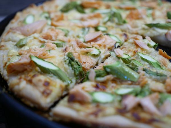 Teilaufnahme für Rezept Lachs-Spargel-Pizza vom Grllstein von Pampered Chef® 