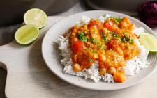 Curry und Reis auf Teller angerichtet für Rezept Süßkartoffel Curry aus dem Ofenmeister