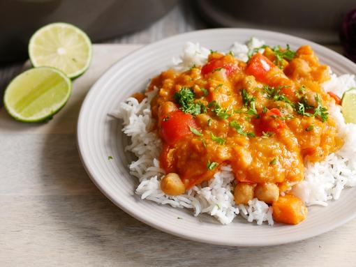 Curry und Reis auf Teller angerichtet für Rezept Süßkartoffel Curry aus dem Ofenmeister
