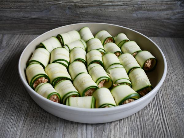 Gemüseröllchen für Rezept Zucchini Hackröllchen aus der runden Ofenhexe® von Pampered Chef® 