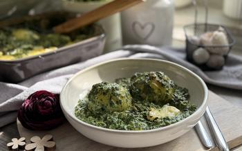Gericht angerichtet im Hintergrund quadratische Ofenhexe® von Pampered Chef® 