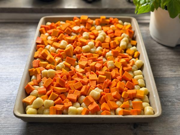 Kürbis-Gnocchi-Blech Rezept - Gemüse Kürbiswürfel und Gnocchi auf dem großen Ofenzauberer verteilt