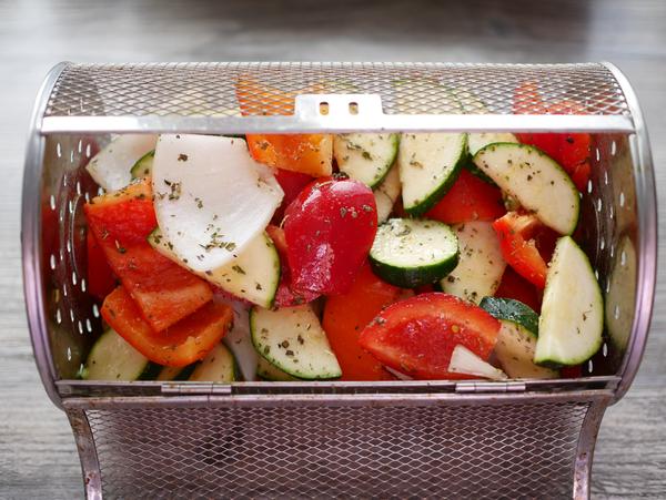 Gemüse in Drehkorb für Rezept Grillgemüse aus dem Air Fryer on Pampered Chef® 