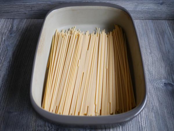 Nudeln in Backform für Rezept Ofen-Spaghetti Carbonara aus der Ofenhexe® von Pampered Chef® 