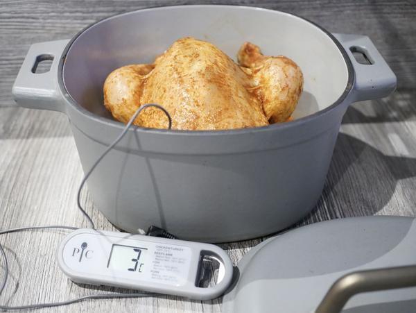 Hähnchen mit Thermometer in gusseisernen Topf von Pampered Chef® 