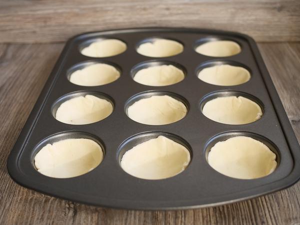 Teig in Backform für Rezept Pasteis de nata aus der Pampered Chef® Muffinform