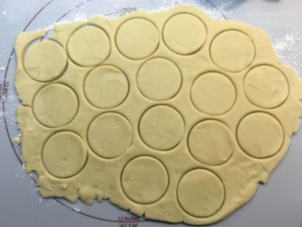 Twix-Kekse vom Zauberstein - Kekse ausgestochen auf Teigunterlage von Pampered Chef®