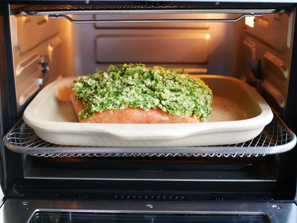 Lachs auf Backform für Lachs mit Kräuterkruste Rezept aus dem Air Fryer von Pampered Chef® 