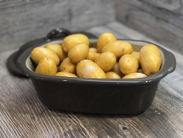 Kleiner Topf der Marke Pampered Chef mit Kartoffeln gefüllt