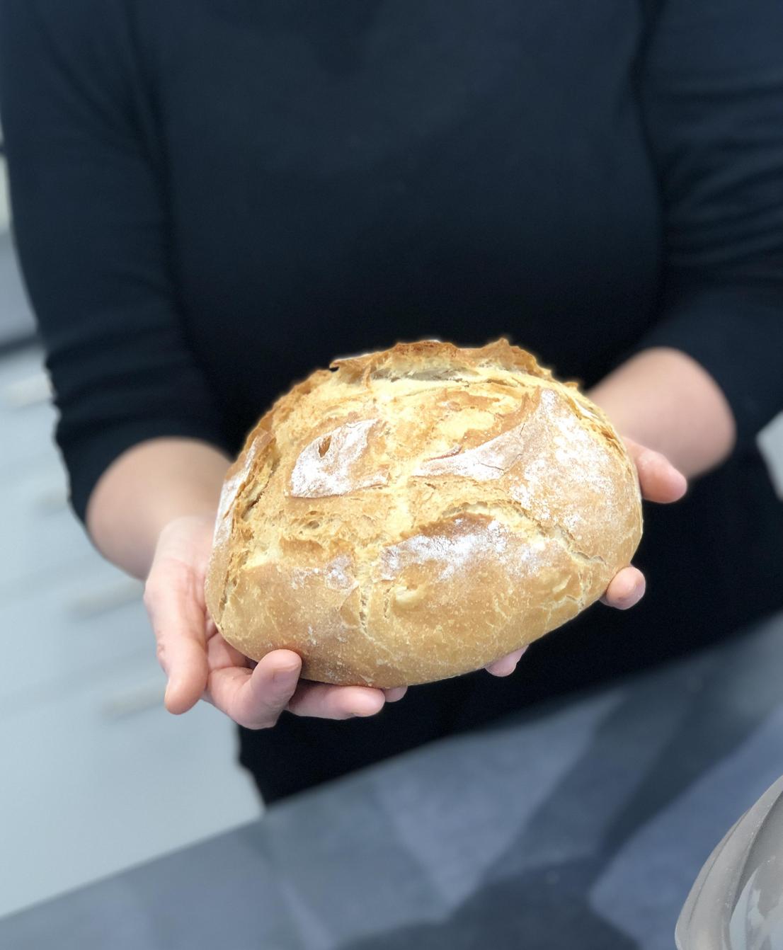 Brot wird von 2 Händen gehalten und präsentiert
