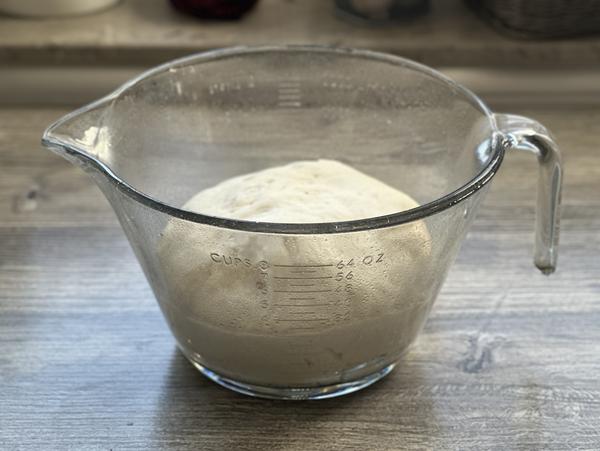 Kürbis-Flammkuchen Rezept - Teig Hefeteig in Glasschüssel für Rezept Kürbis-Flammkuchen vom Zauberstein