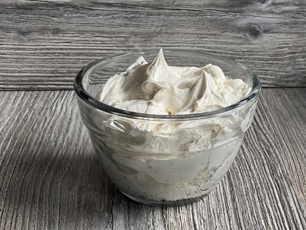 Vanille-Buttercreme für Rezept Schwarzwälder Kirsch Cupcakes aus der Muffinform