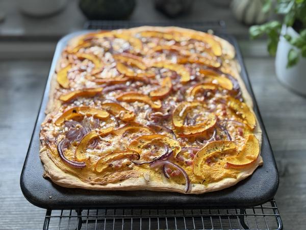 Kürbis-Flammkuchen Rezept - gebacken Flammkuchen fertig gebacken für Rezept Kürbis-Flammkuchen vom Zauberstein