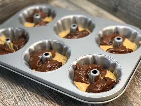 Mini-Marmorkuchen aus Mini-Gugelhupf-Form von Pampered Chef® - Teige in Formen