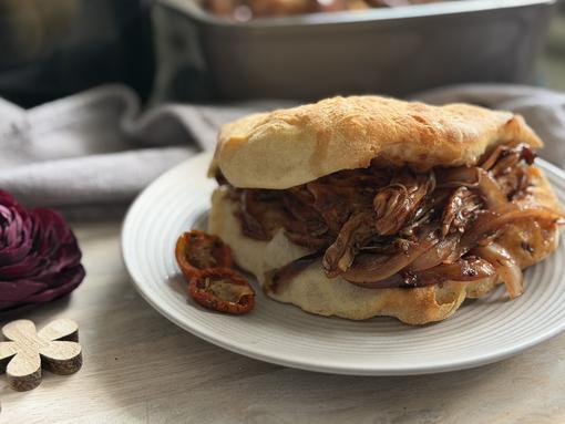 Pulled Chicken Rezept - angerichtet Pulled Chicken angerichtet mit Sandwich-Tasche aus dem Air Fryer