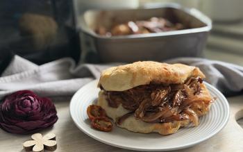Pulled Chicken angerichtet mit Sandwich-Tasche aus dem Air Fryer