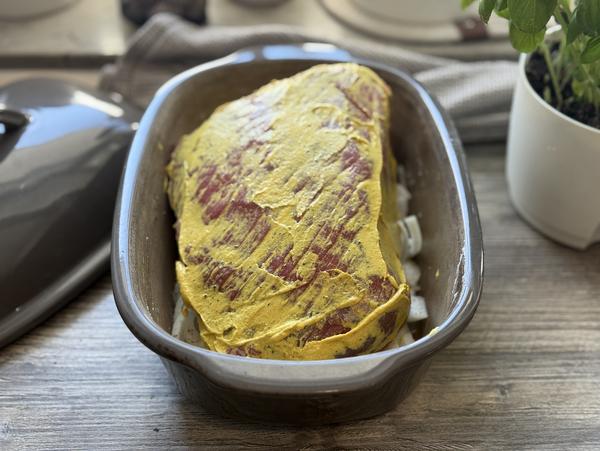 Rinderbraten mit Zwiebelsoße Rezept - Schritt 2 Fleisch gewürzt - Rinderbraten mit Zwiebelsoße Rezept - Ofenmeister
