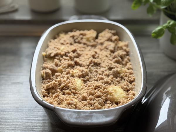 Bratapfel-Crumble Rezept - Backform gefüllt Zutaten in Backform - Rezept Bratapfel-Crumble aus dem Ofenmeister
