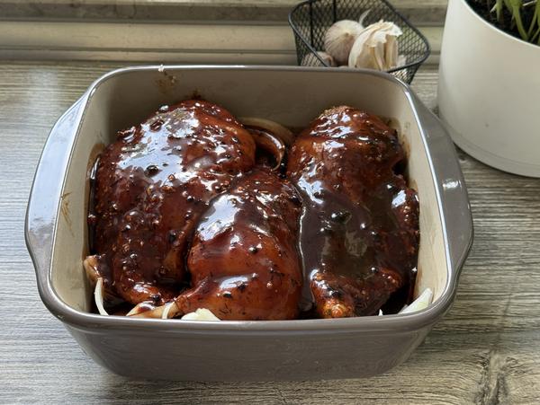 Pulled Chicken Rezept - BBQ-Sauce Fleisch mit BBQ-Sauce für Rezept Pulled Chicken aus dem Air Fryer