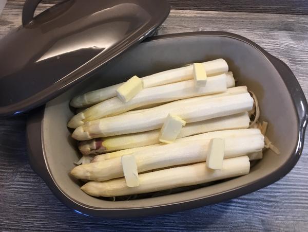 Spargel mit Butterstückchen im Ofenmeister von Pampered Chef®
