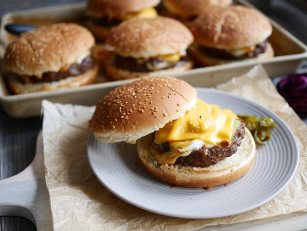Hamburger angerichtet für Rezept Burger vom Blech vom großen Ofenzauberer von Pampered Chef® 