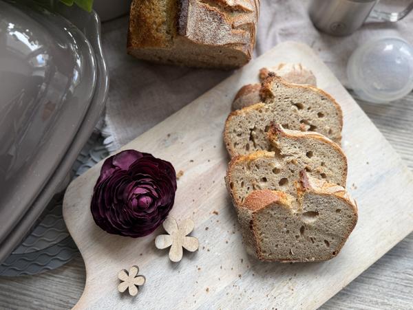 Brotscheiben auf Holzbrett für Rezept Hiller-Kruste aus dem kleinen Ofenmeister 
