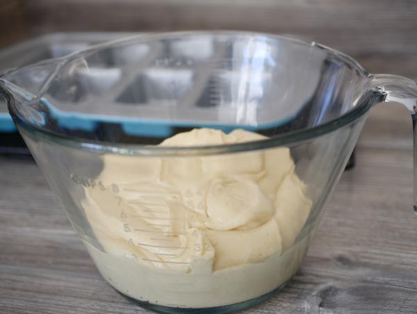 Teig in Glaschüssel für Rezept Mini-Streusel-Kuchen von Pampered Chef®