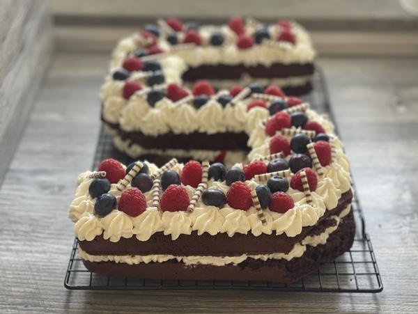Kuchen mit Creme und Füllung für Rezept Letter Cake aus der Carbon Backform von Pampered Chef® 