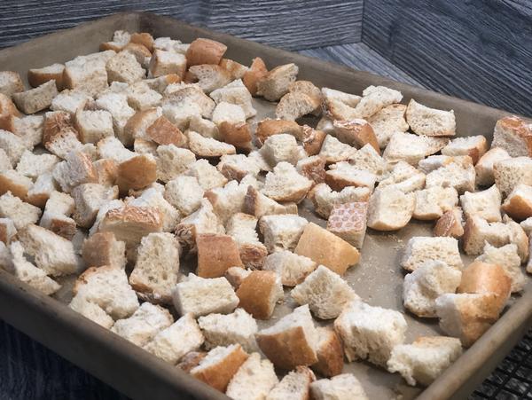 Brotwürfel auf Stoneware von Pampered Chef® für Semmelknödel