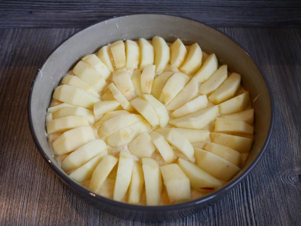 Apfelspalten in Backform für Rezept Apfelkuchen mit Knusperhaube aus der Stoneware rund von Pampered Chef® 