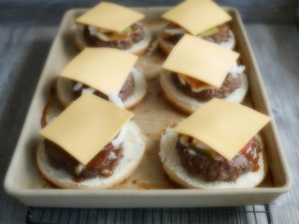 Käse auf Patties für Rezept Burger vom Blech vom großen Ofenzauberer von Pampered Chef® 