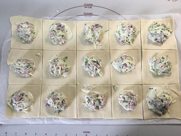 Samosas Flammkuchen vom Zauberstein von Pampered Chef® - Teig geschnitten und befüllt 