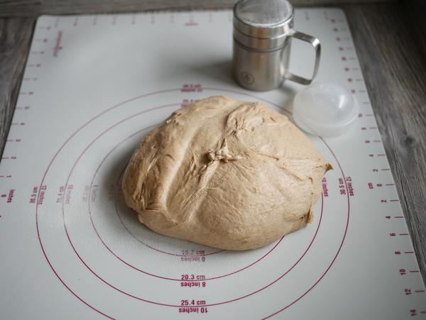 Teigling auf Teigunterlage für Rezept Emser Brot aus dem Zauberkasten von Pampered Chef® 