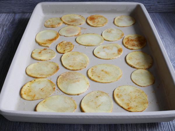 Kartoffeln auf BAckform für Rezept Kartoffelchips vom großen Ofenzauberer 
