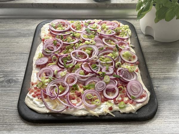 Flammkuchen Rezept - vor dem Backen Flammkuchen auf Zauberstein von Pampered Chef® vor dem Backen