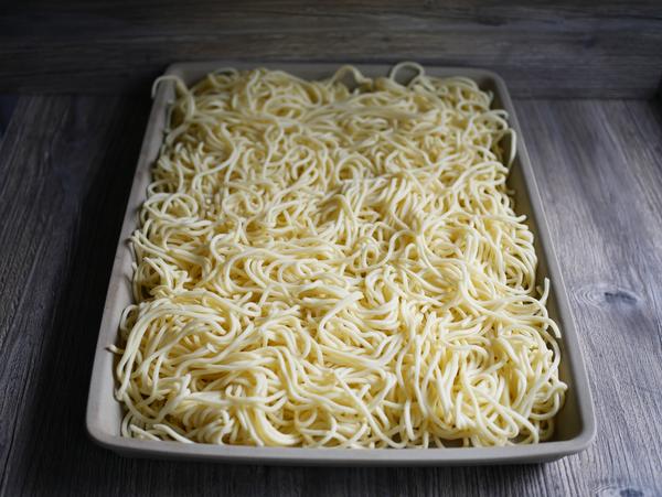Spaghetti in Backform für Rezept Spaghetti-Pizza vom großer Ofenzauberer 