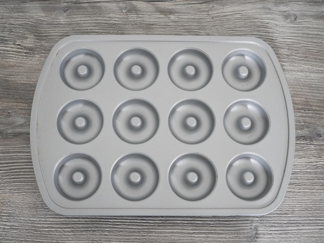 Backform in Türkis mit 12 Mulden in Donutform von Pampered Chef, auf grauer Arbeitsplatte, Oberseiten Ansicht